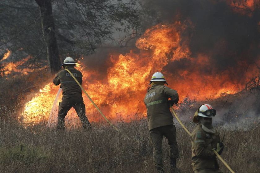 Συναγερμός σε Πορτογαλία και Ισπανία: Τεράστια πυρκαγιά απειλεί τουριστικό θέρετρο - Εννέα νεκροί