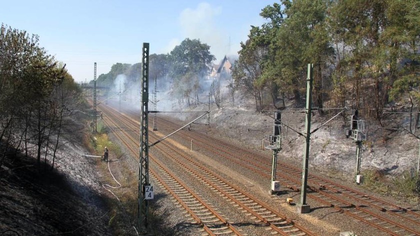 ΕΚΤΑΚΤΟ: Πύρινος όλεθρος στη Γερμανία: Σπινθήρες τρένου ξεκίνησαν φωτιά - Δεκάδες οι τραυματίες 