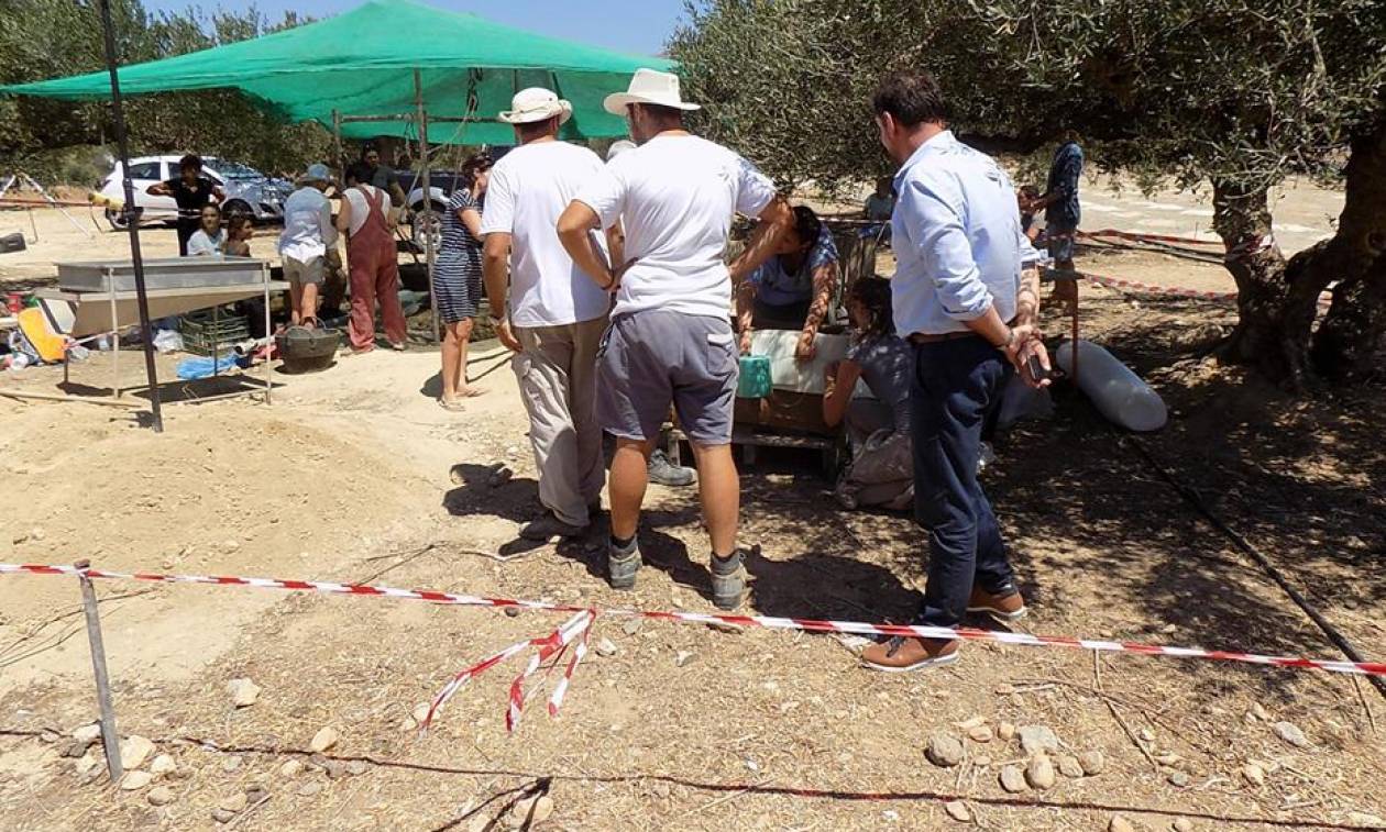 Απίστευτο! Βούλιαξε το έδαφος στην Κρήτη και βρήκαν Μινωικό τάφο – Συγκλονιστικές εικόνες