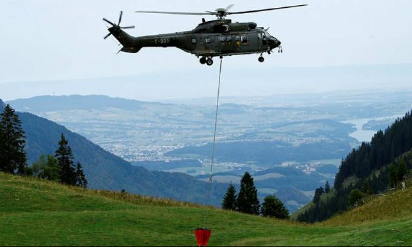 Ελβετία: Δεν θα πιστεύετε τι μεταφέρουν τα ελικόπτερα και πού το πάνε! (pic)