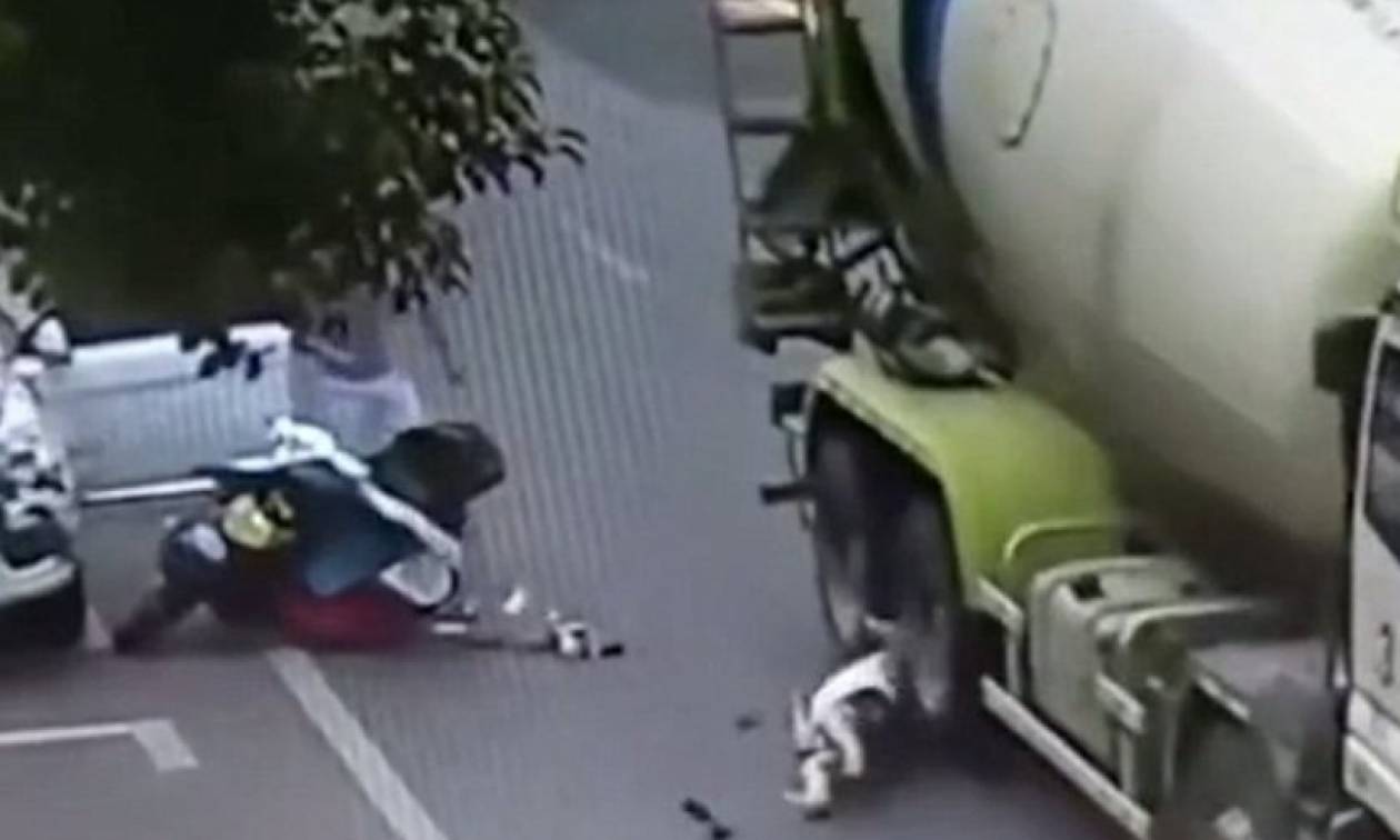 Βίντεο ΣΟΚ: Μπετονιέρα πατάει στο κεφάλι πεσμένη γυναίκα και δεν σώζεται από θαύμα, αλλά...