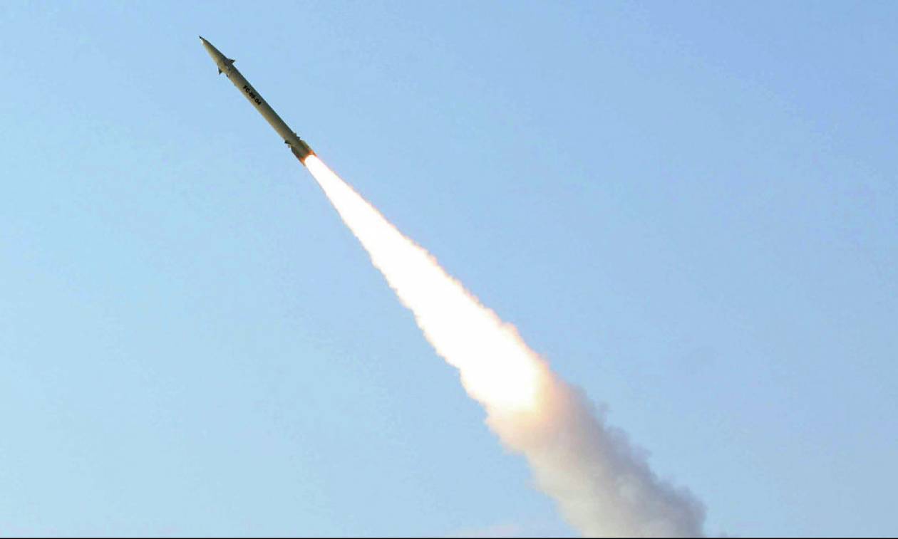 Μήνυμα πολέμου στις ΗΠΑ στέλνει το Ιράν – Εκτόξευσε πύραυλο κατά πλοίων στα στενά του Ορμούζ
