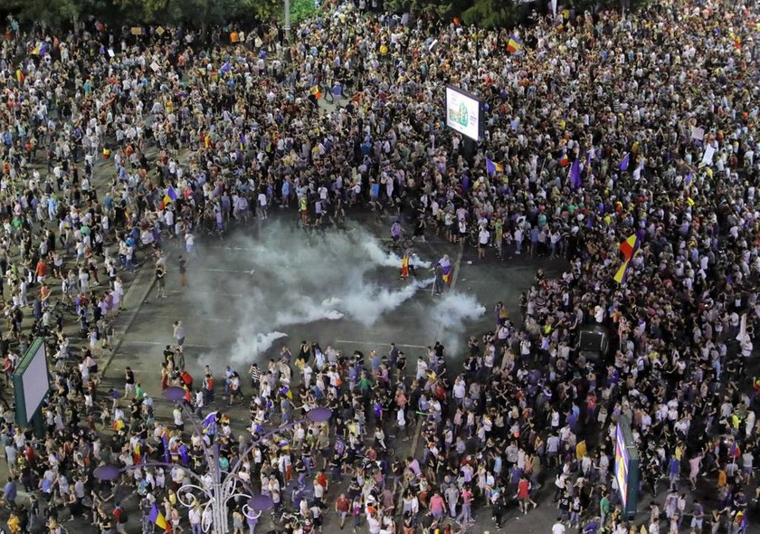 «Πόλεμος» σε διαδήλωση κατά της διαφθοράς στην Ρουμανία: Εκατοντάδες τραυματίες (Pics+Vids)