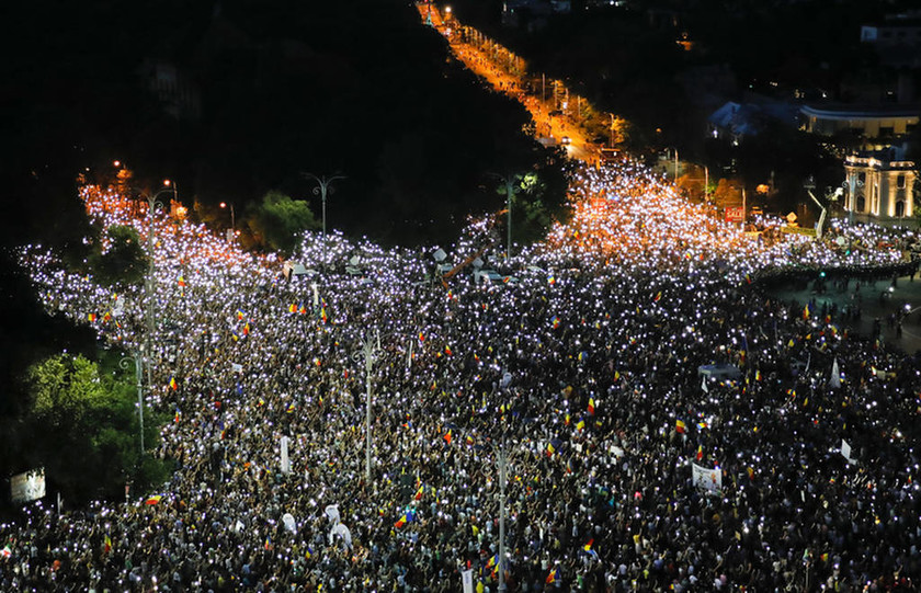 «Πόλεμος» σε διαδήλωση κατά της διαφθοράς στην Ρουμανία: Εκατοντάδες τραυματίες (Pics+Vids)