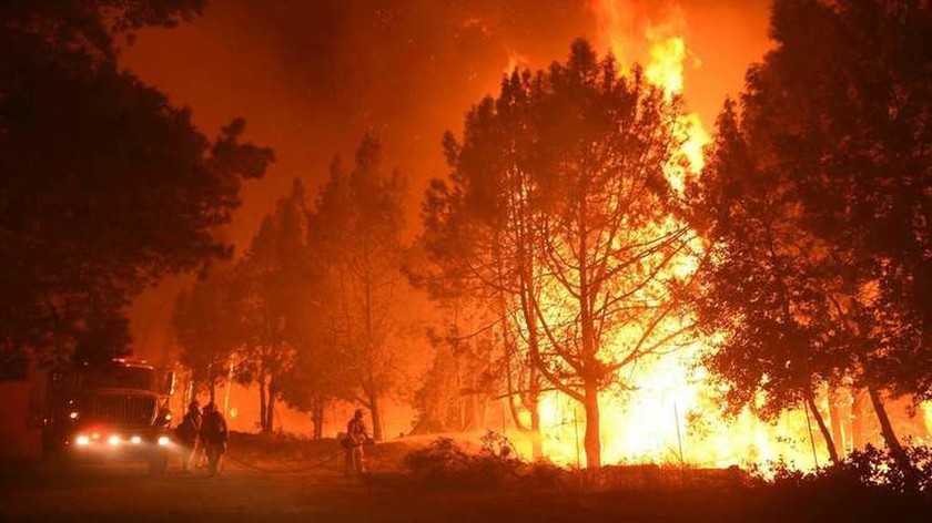 Στις φλόγες οι ΗΠΑ: Μαίνονται πάνω από 100 πυρκαγιές