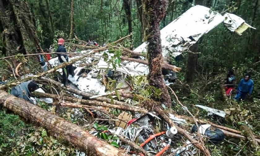 Ινδονησία: Οκτώ νεκροί σε συντριβή αεροσκάφους - Από θαύμα επέζησε ένας 12χρονος (pics)