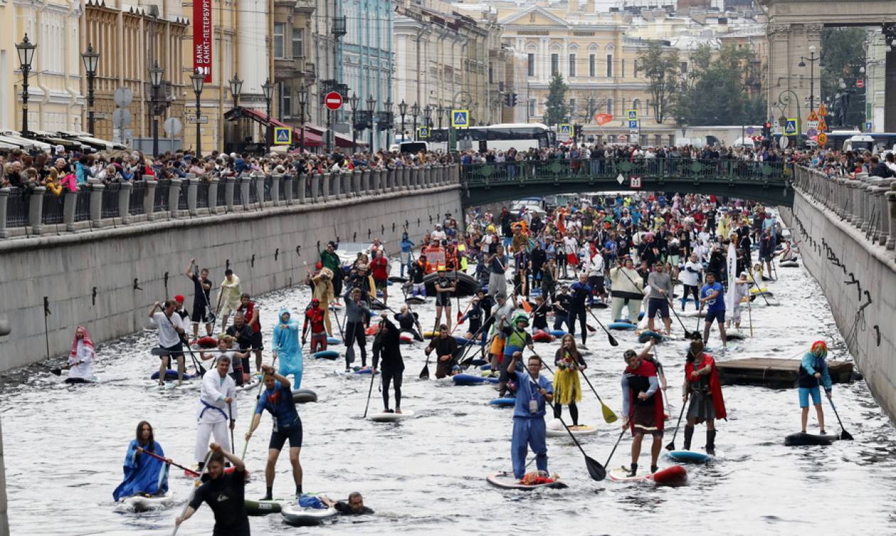 Σέρφερ ντυμένοι... καρτούν κατακλύζουν την Αγία Πετρούπολη (pics)