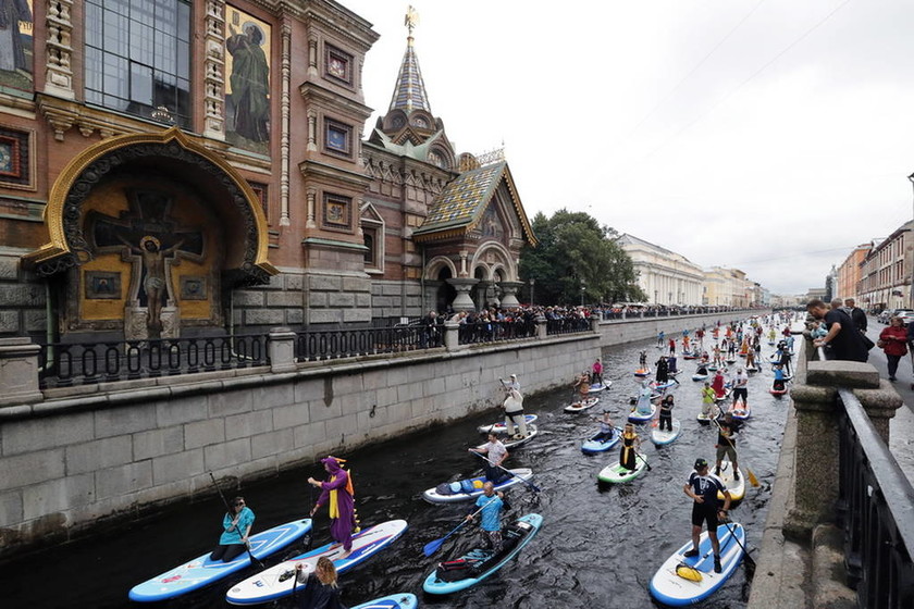 Σέρφερ ντυμένοι... καρτούν κατακλύζουν την Αγία Πετρούπολη (pics)