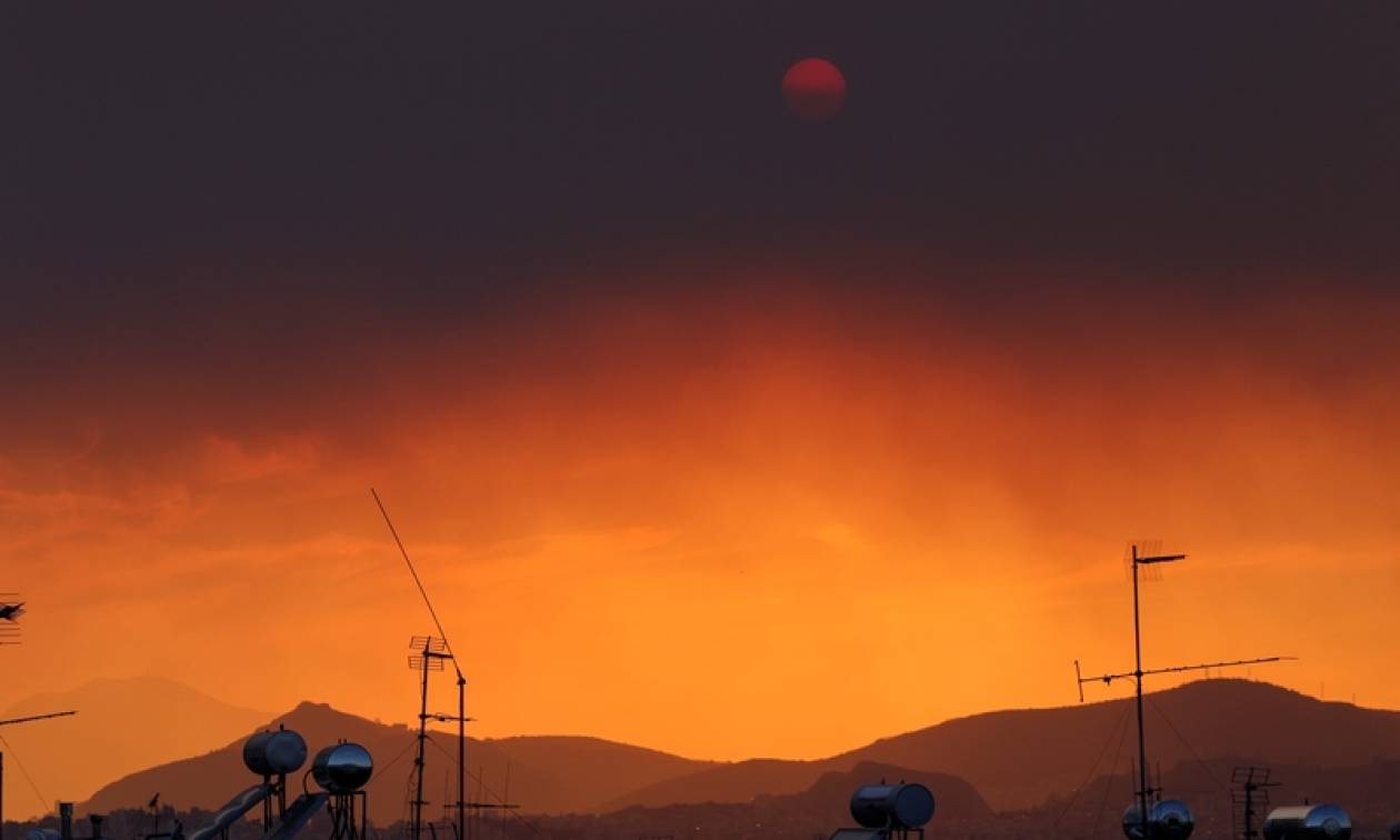 Φωτιά Εύβοια: Οι πυκνοί καπνοί από την πυρκαγιά έκρυψαν τον ήλιο στην Αττική (pics)