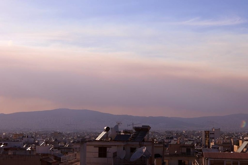 Φωτιά Εύβοια: Πυκνοί καπνοί από την πυρκαγιά κάλυψαν την Αττική (pics)