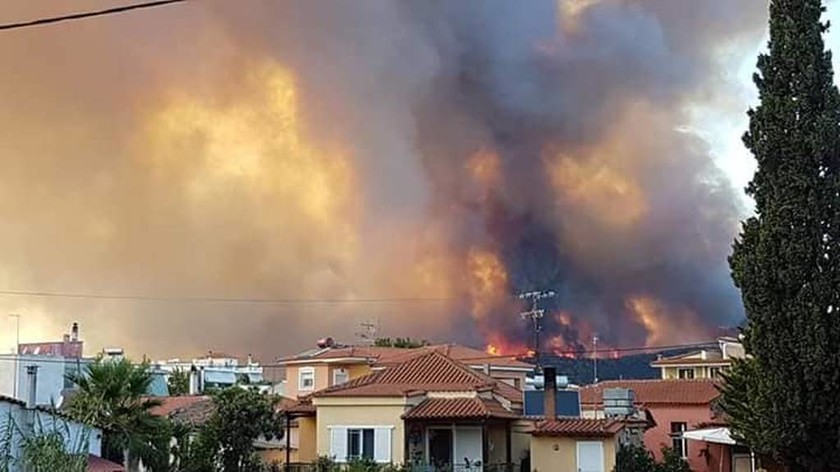 Φωτιά: Ολονύχτια μάχη με τις φλόγες στην Εύβοια - Μαίνεται σε τρία μέτωπα η πυρκαγιά (pics+vids)