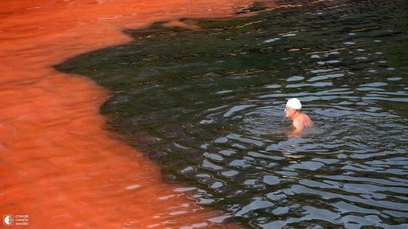 Εφιαλτικές εικόνες: Η «κόκκινη παλίρροια» σκοτώνει τα πάντα στο πέρασμά της (Vid)