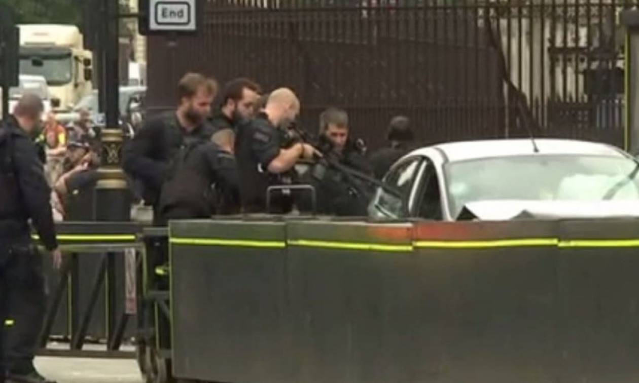 Λονδίνο: Αυτοκίνητο έπεσε σε οδοφράγματα έξω από το Κοινοβούλιο τραυματίζοντας πεζούς (pics&vid)