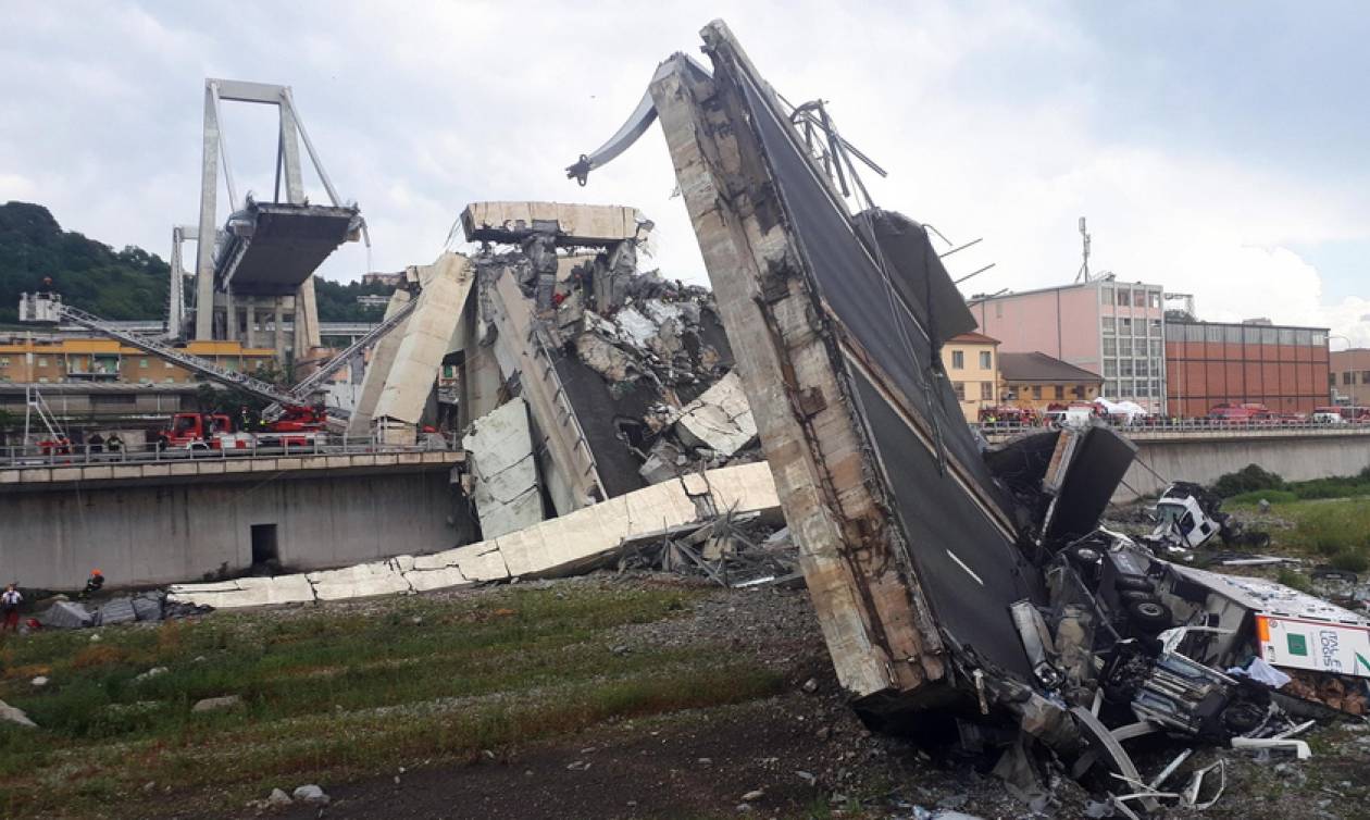 Τραγωδία στη Γένοβα: Δεκάδες νεκροί από κατάρρευση γέφυρας (pics+vids)
