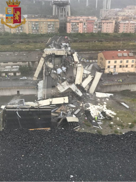 Τραγωδία Γένοβα: Κατέρρευσε οδογέφυρα - Ανασύρουν νεκρούς από τα συντρίμμια (pics&vids)