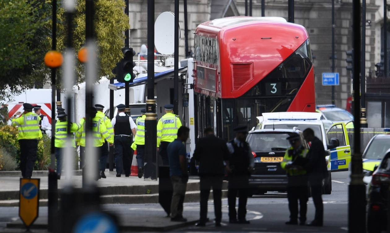 Λονδίνο: Βίντεο - ντοκουμέντο από τη στιγμή που αυτοκίνητο πέφτει πάνω στις μπάρες του Κοινοβουλίου