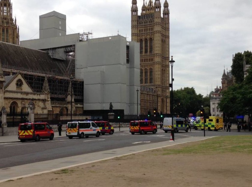 Λονδίνο: Βίντεο - ντοκουμέντο από τη στιγμή που αυτοκίνητο πέφτει πάνω στις μπάρες του Κοινοβουλίου