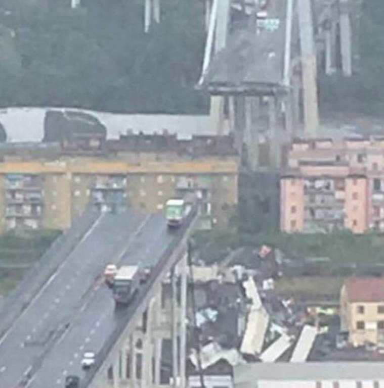 Γένοβα: Από θαύμα γλίτωσε οδηγός - Δείτε που σταμάτησε δευτερόλεπτα πριν καταρρέυσει η γέφυρα (vid)