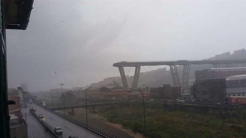 Γένοβα: Από θαύμα γλίτωσε οδηγός - Δείτε που σταμάτησε δευτερόλεπτα πριν καταρρέυσει η γέφυρα (vid)