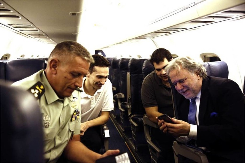 Έλληνες στρατιωτικοί: Οι πρώτες φωτογραφίες μέσα από το αεροπλάνο και το... τσούγκρισμα (pics)