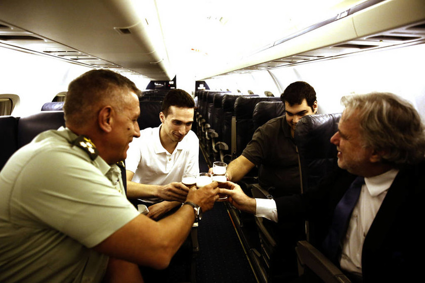 Έλληνες στρατιωτικοί: Οι πρώτες φωτογραφίες μέσα από το αεροπλάνο και το... τσούγκρισμα (pics)
