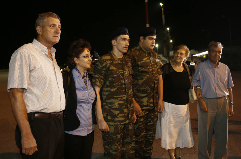 Έλληνες στρατιωτικοί: Δείτε καρέ – καρέ τη συγκινητική άφιξη των Μητρετώδη και Κούκλατζη στην Ελλάδα