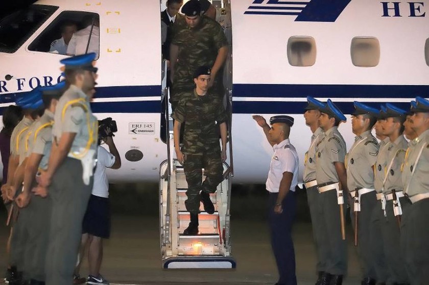 Έλληνες στρατιωτικοί: Δείτε καρέ – καρέ τη συγκινητική άφιξη των Μητρετώδη και Κούκλατζη στην Ελλάδα