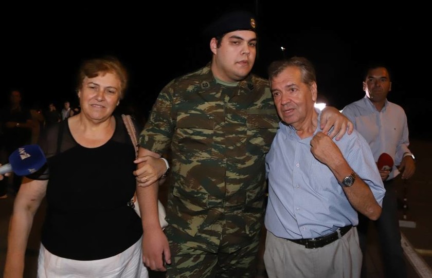 Το θαύμα της Παναγίας: Στην «αγκαλιά» της Ελλάδας οι Έλληνες στρατιωτικοί - Συγκλονιστικές εικόνες