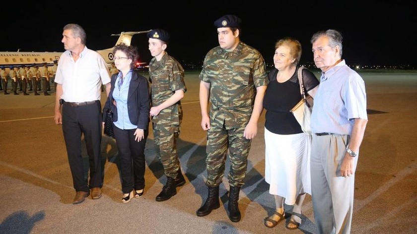 Τηλεφωνική επικοινωνία του Λαφαζάνη με τους γονείς των δύο Ελλήνων στρατιωτικών