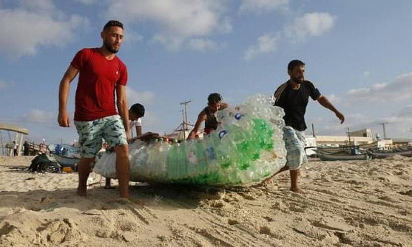 Γάζα: Μια βάρκα φτιαγμένη από πλαστικά μπουκάλια «έσωσε μια οικογένεια»