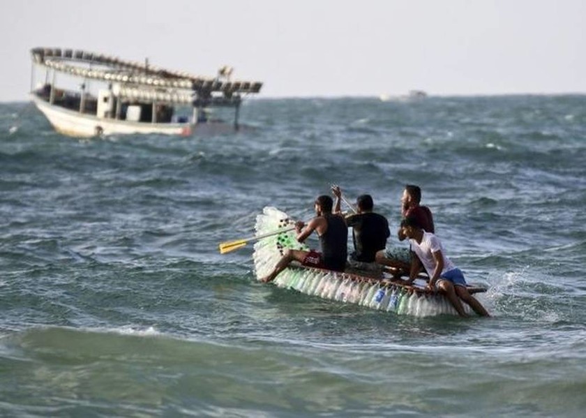 Γάζα: Μια βάρκα φτιαγμένη από πλαστικά μπουκάλια «έσωσε μια οικογένεια»