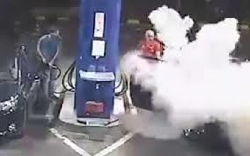 Αρνήθηκε σε βενζινάδικο να πετάξει το τσιγάρο του -  Η απίστευτη αντίδραση του υπαλλήλου (vid)