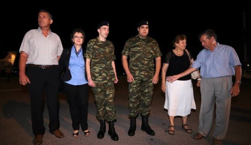 Έλληνες στρατιωτικοί: Το Στέιτ Ντιπάρτμεντ χαιρετίζει την απελευθέρωση τους 