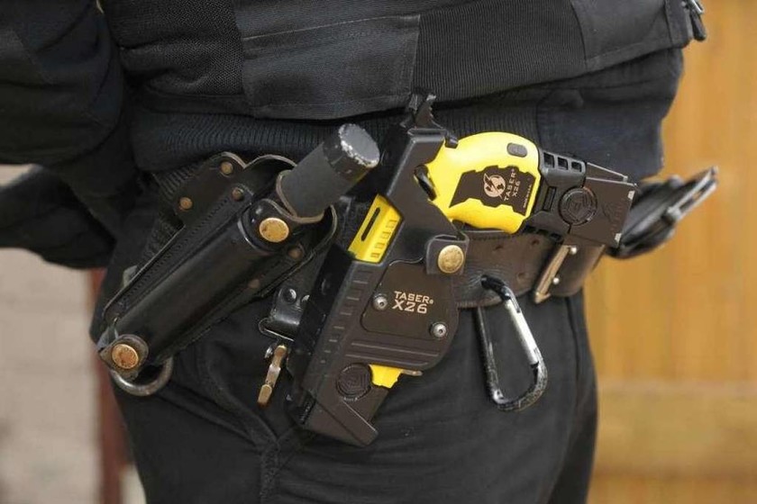 Η αμερικανική Aστυνομία χρησιμοποίησε όπλο Taser σε γιαγιά που μάζευε χόρτα