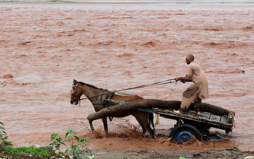 Τραγωδία στην Ινδία: 324 νεκροί από τις χειρότερες «πλημμύρες του αιώνα» και η βροχή συνεχίζεται