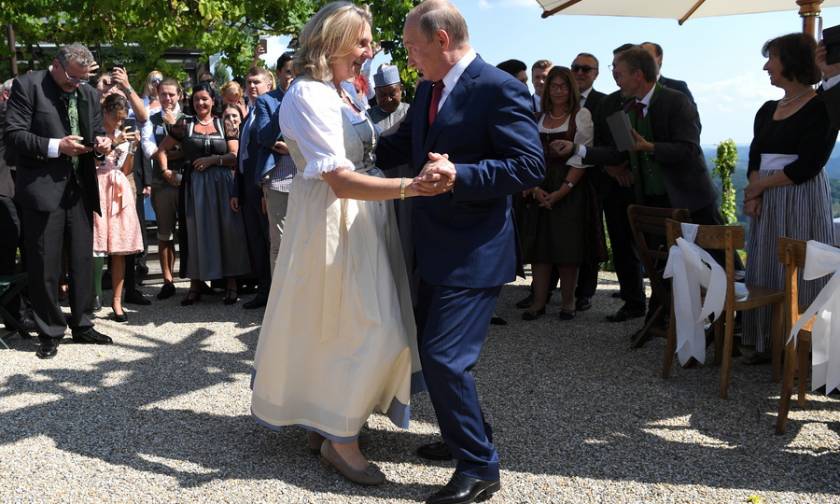 Η άλλη πλευρά του Πούτιν: Χόρεψε στο «γάμο της χρονιάς» υπό τους ήχους χορωδίας Κοζάκων (Pics+Vid)