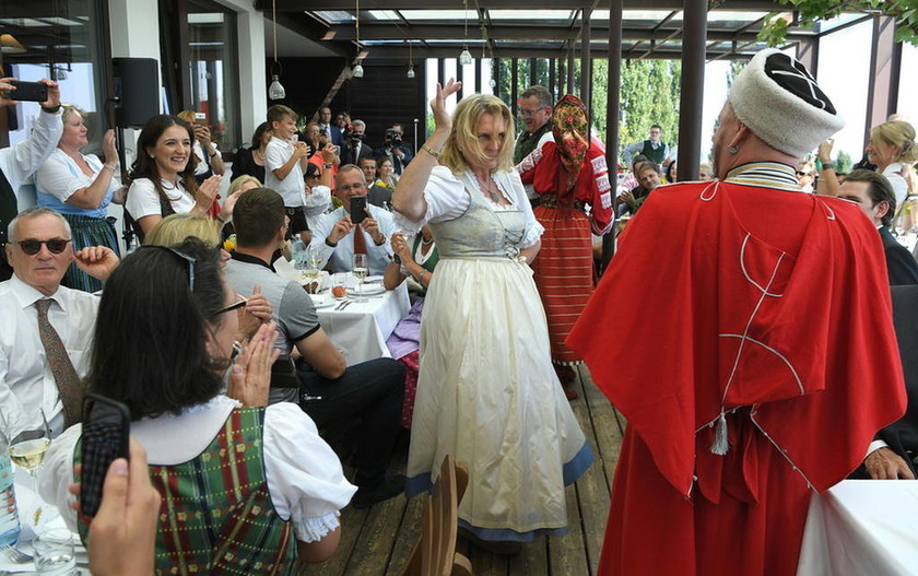 Η άλλη πλευρά του Πούτιν: Χόρεψε στο γάμο της Αυστριακής ΥΠΕΞ υπό τους ήχους χορωδίας Κοζάκων (Pics)