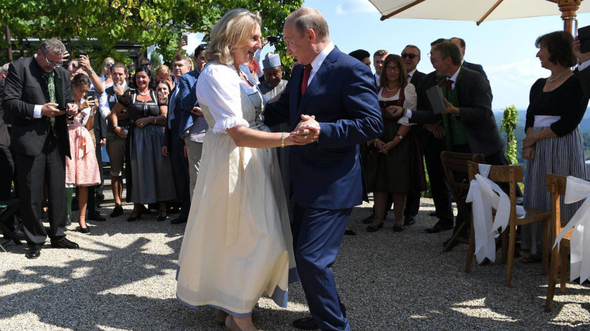 Η άλλη πλευρά του Πούτιν: Χόρεψε στο γάμο της Αυστριακής ΥΠΕΞ υπό τους ήχους χορωδίας Κοζάκων (Pics)