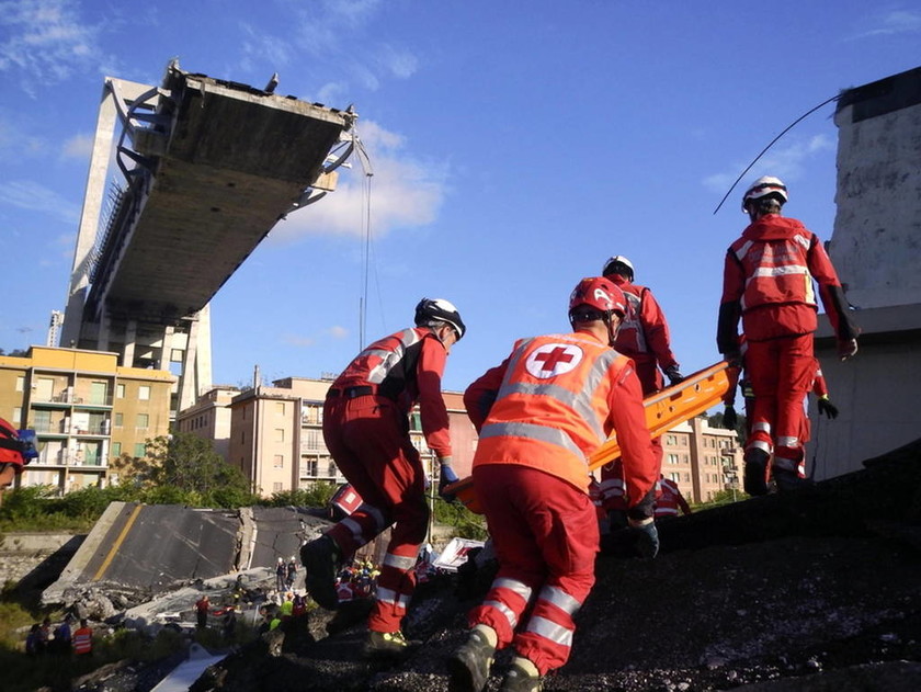 Γένοβα – Κατάρρευση γέφυρας: Βρέθηκε καταπλακωμένη από το μπετόν οικογένεια με εννιάχρονο κοριτσάκι