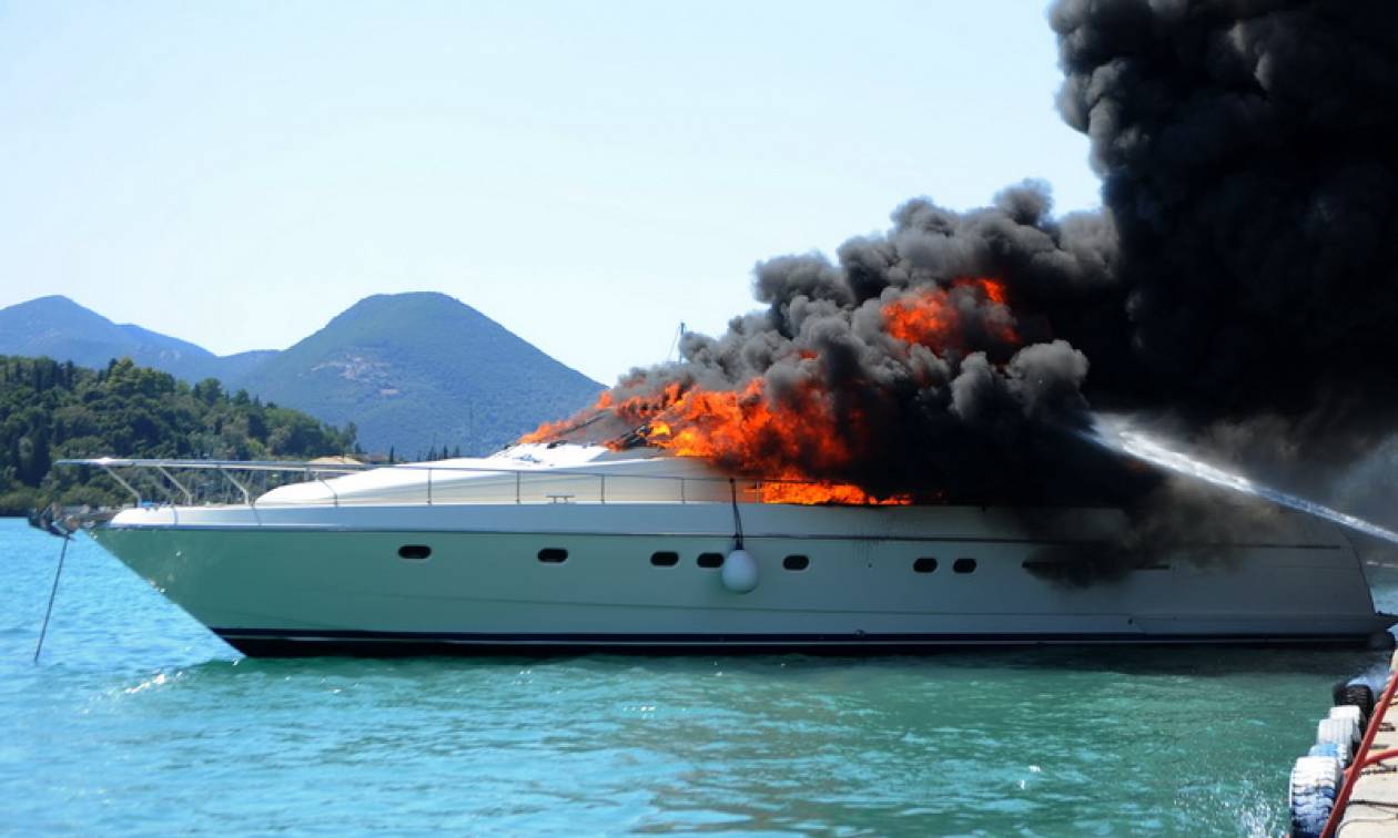 Συναγερμός στους Παξούς: Πυρκαγιά και βύθιση τουριστικού σκάφους - Κινδύνεψαν τέσσερα άτομα