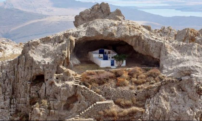 Αυτή είναι η πιο όμορφη εκκλησία της Ελλάδας! Δεν έχει σκεπή και βρίσκεται κάτω από βράχο! (pic)