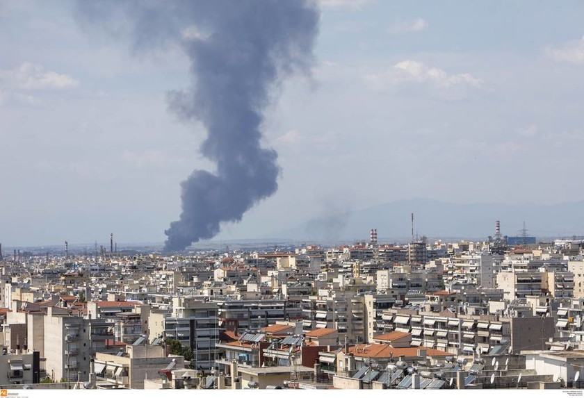 Θεσσαλονίκη: Φωτιά ΤΩΡΑ στη βιομηχανική περιοχή της Σίνδου