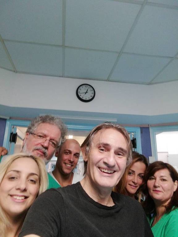 Χαμόγελο αισιοδοξίας: Η πρώτη φωτογραφία του Άκη Σακελλαρίου μέσα από το νοσοκομείο Σωτηρία 