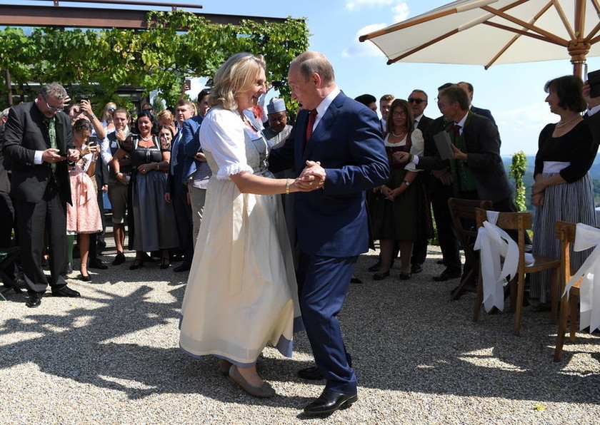 Πούτιν εσύ Σούπερσταρ: Ο χορός του Ρώσου προέδρου στο «γάμο της χρονιάς» που έγινε viral (Pics+Vid) 