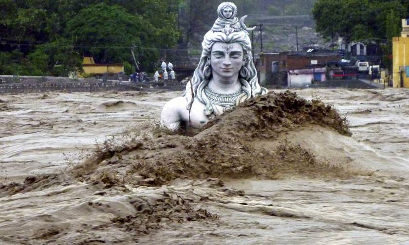 Τραγωδία στην Ινδία: 370 νεκροί από τις χειρότερες «πλημμύρες του αιώνα» και η βροχή συνεχίζεται