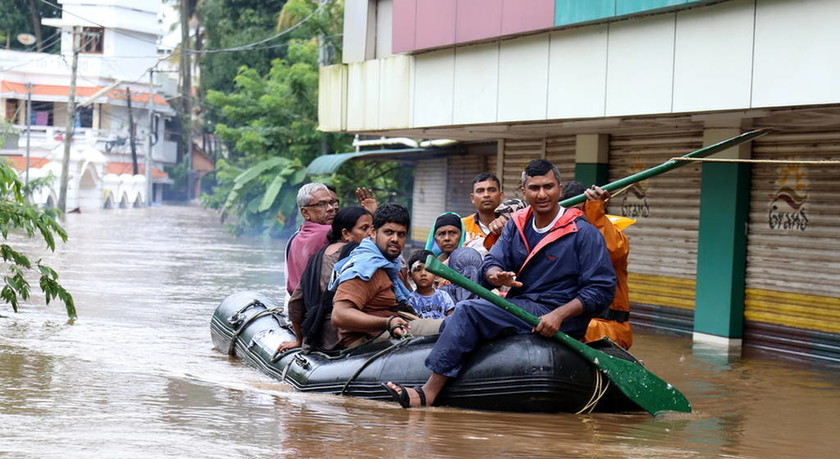 Τραγωδία στην Ινδία: 370 νεκροί από τις χειρότερες «πλημμύρες του αιώνα» και η βροχή συνεχίζεται 