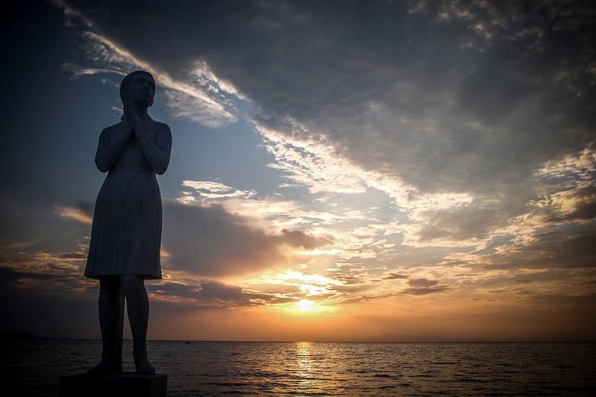 Γυναίκα ή άγαλμα; Η επιβλητική φιγούρα που μαγεύει – Συγκλονιστικές εικόνες