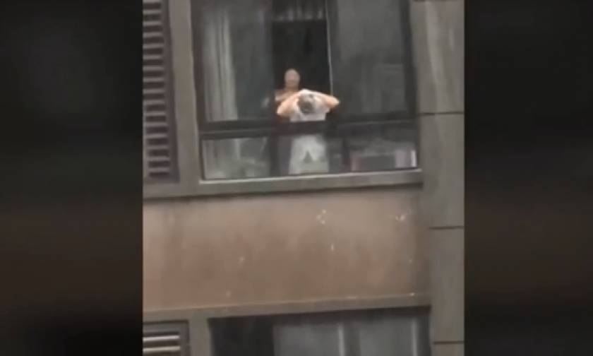 Είναι τρελοί οι Κινέζοι: Άνδρας βγαίνει στο παράθυρο και λούζεται στη βροχή (vid)