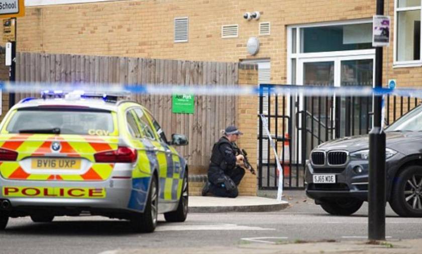 Συναγερμός στο Λονδίνο: Ένοπλος άνοιξε πυρ και «ταμπουρώθηκε» μέσα σε σχολείο