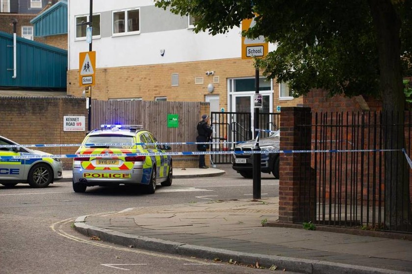 Συναγερμός στο Λονδίνο: Ένοπλος άνοιξε πυρ και «ταμπουρώθηκε» μέσα σε σχολείο 